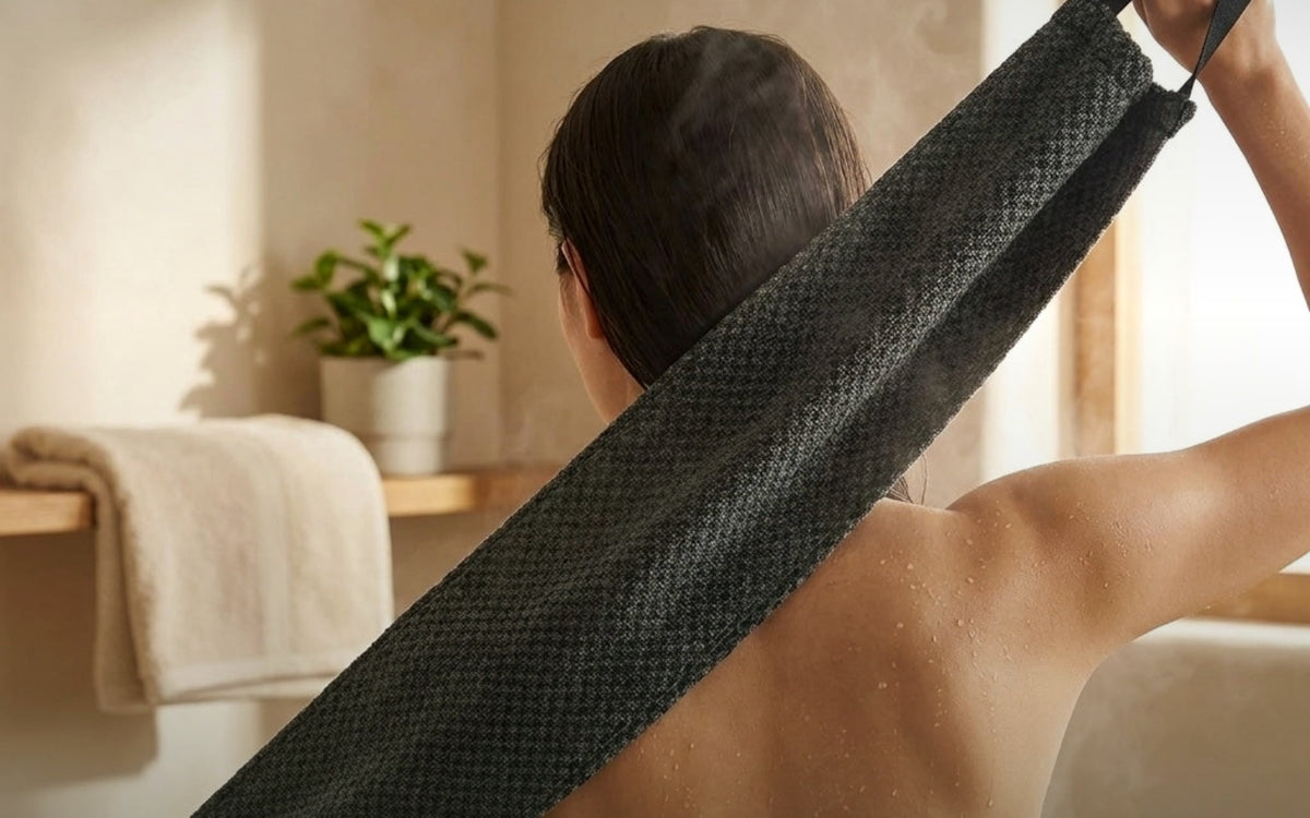 Femme de dos sous la douche, serviette exfoliante Seshin tendue à deux mains