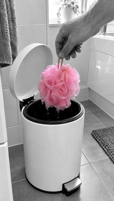 La fleur de douche part à la poubelle.