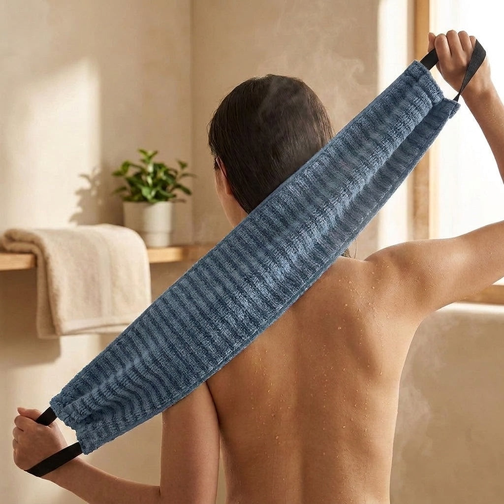 La serviette Seshin bleue en usage : tendue dans le dos, une extrémité dans chaque main