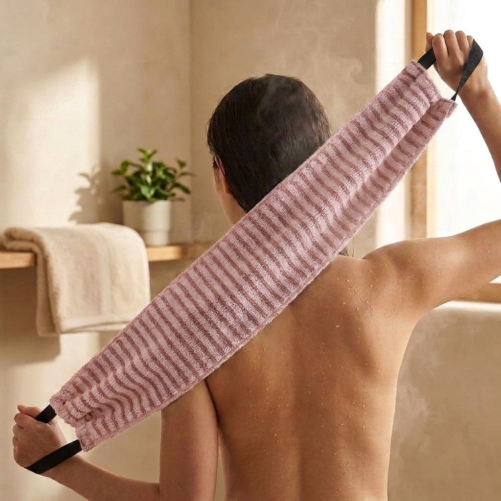La serviette Seshin rose en usage : tendue dans le dos, une extrémité dans chaque main