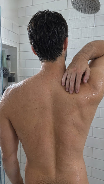 Sous la douche, sa main n’atteint pas le milieu du dos.