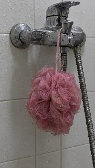 La fleur de douche goutte au robinet.