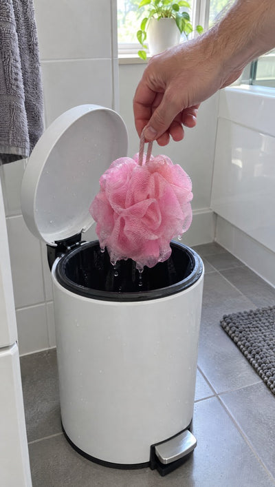 La fleur de douche part à la poubelle.